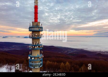 Torre della TV di Kekesteto. Il punto più bello dell'Ungheria, un paradiso sciistico e percorsi per escursioni. Incredibile aria fresca e pulita e bella natura. Foto Stock