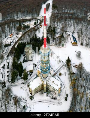 Torre della TV di Kekesteto. Il punto più bello dell'Ungheria, un paradiso sciistico e percorsi per escursioni. Incredibile aria fresca e pulita e bella natura. Foto Stock