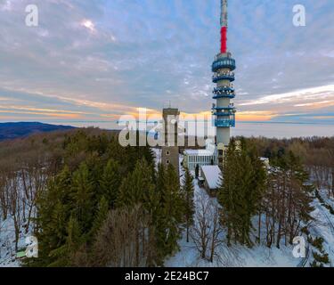 Torre della TV di Kekesteto. Il punto più bello dell'Ungheria, un paradiso sciistico e percorsi per escursioni. Incredibile aria fresca e pulita e bella natura. Foto Stock