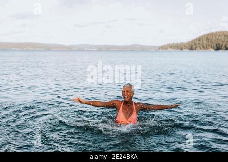 Donna felice in mare Foto Stock