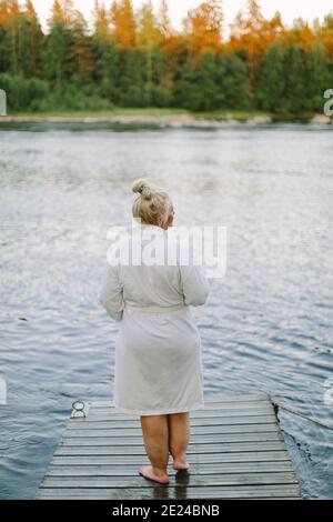 Donna in piedi sul molo Foto Stock