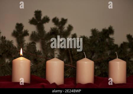 Le candele dell'avvento in fila Foto Stock