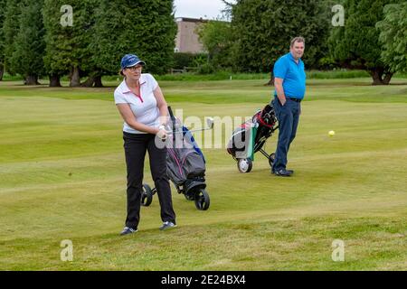 gente che gioca a golf piacevole Foto Stock