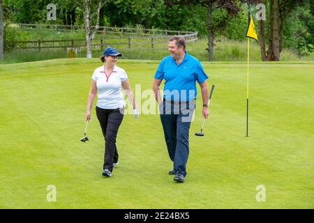 gente che gioca a golf piacevole Foto Stock