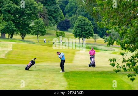 gente che gioca a golf piacevole Foto Stock