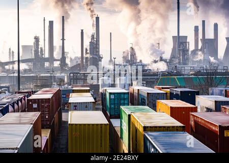 Contenitori di spedizione nel porto Foto Stock