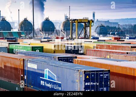 Contenitori di spedizione nel porto Foto Stock