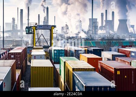 Contenitori di spedizione nel porto Foto Stock