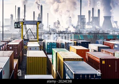 Contenitori di spedizione nel porto Foto Stock