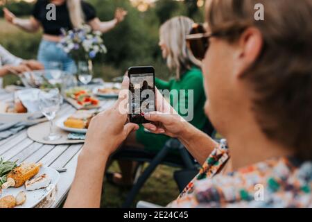 Mans mano che tiene cellulare Foto Stock