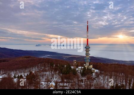 Torre della TV di Kekesteto. Il punto più bello dell'Ungheria, un paradiso sciistico e percorsi per escursioni. Incredibile aria fresca e pulita e bella natura. Foto Stock