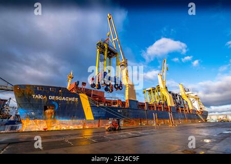 Supporti a sella sulla banchina Foto Stock