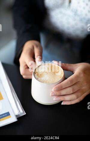 Womans mani tazza di caffè Foto Stock