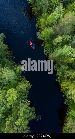 Vista aerea di persone in kayak sul fiume Foto Stock