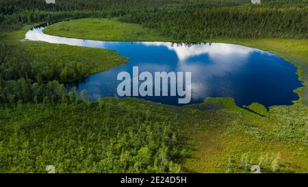 Vista aerea fiume che crea lago Foto Stock