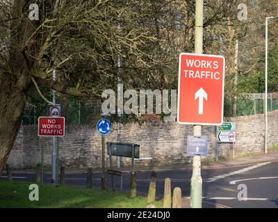 Una miscellanea delle indicazioni stradali ad un incrocio con la A350 a Chalford, Westbury, Wiltshire, Inghilterra, Regno Unito. Foto Stock