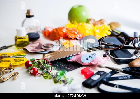 Pila di vari elementi Foto Stock