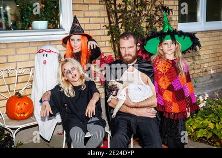 Padre con figlie che indossano costumi di Halloween Foto Stock