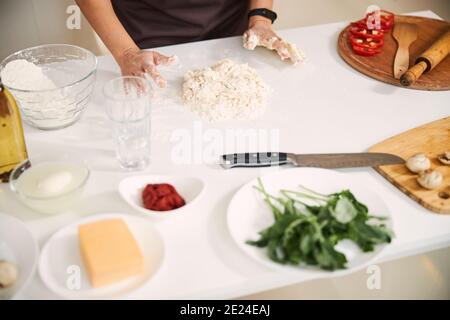 Preparare la parte più importante della pizza deliziosa Foto Stock