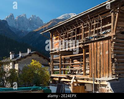 Architettura alpina tradizionale a Falcade in Val Biois, sullo sfondo catena montuosa Focobon nelle pale di San Martino. Europa, Europa centrale, Ital Foto Stock