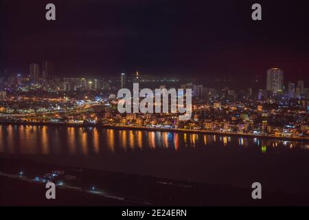 L'architettura scintillante sotto la città illuminata di notte rende la città più vibrante a da Nang, Vietnam Foto Stock