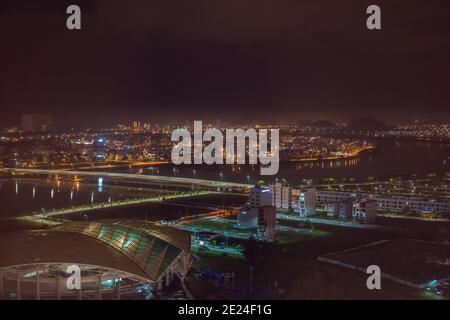 L'architettura scintillante sotto la città illuminata di notte rende la città più vibrante a da Nang, Vietnam Foto Stock