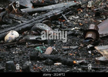 Kerpen, Germania. 12 gennaio 2021. Parti di una stufa a legna bruciata si trovano a terra nella foresta di Hambach dopo che una casa di alberi si è bruciata là il lunedì sera. Un uomo è stato gravemente ferito nel fuoco. Secondo la polizia, è stato volato in un ospedale con ustioni. Credit: David Young/dpa/Alamy Live News Foto Stock