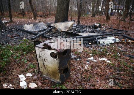 Kerpen, Germania. 12 gennaio 2021. A terra in Hambacher Forst si trovano resti bruciati e una stufa a legna dalla casa degli alberi che bruciò il lunedì sera. Un uomo è stato gravemente ferito nel fuoco. Secondo la polizia, è stato volato in un ospedale con ustioni. Credit: David Young/dpa/Alamy Live News Foto Stock