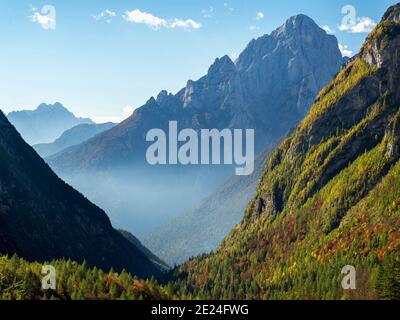 Valle Corpassata in Civetta - Gruppo Moiazza nelle dolomiti del Veneto, sullo sfondo le pale die San Martino. Civetta e pala sono p. Foto Stock