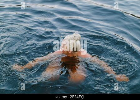 Donna di nuoto in mare Foto Stock