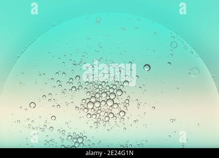 Trama di sfondo di bolle galleggianti su acqua blu pulita con fascio di luce e copyspace Foto Stock