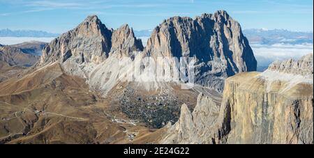 Langkofel (Sassolungo) vista dalla catena montuosa del Sella (Gruppo del Sella) nelle dolomiti. Parte delle Dolomiti, patrimonio dell'umanità dell'UNESCO. Europa, CEN Foto Stock