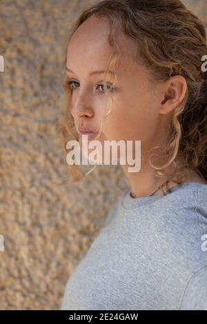 Ragazza adolescente che guarda lontano Foto Stock