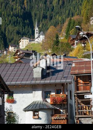 Tradizionale architettura alpina a Falcade in Val Biois. Europa, Europa centrale, Italia Foto Stock