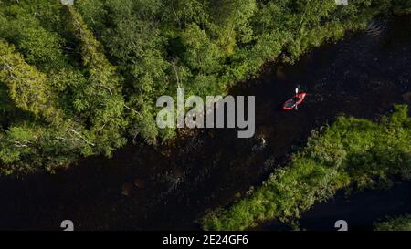 Vista aerea di persone in kayak sul fiume Foto Stock