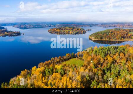 Vista aerea del paesaggio autunnale sul lago Foto Stock