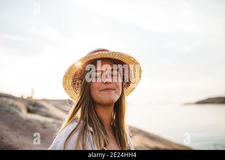 Giovane donna indossa hat Foto Stock