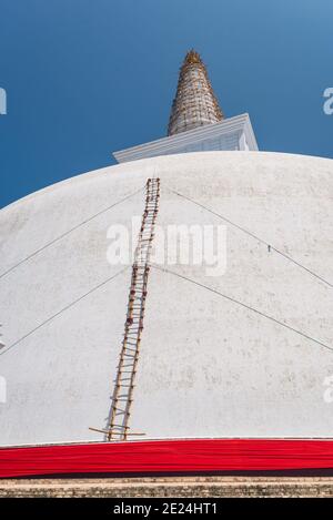 Stupa Ruwanwelisaya nella città sacra di Anuradhapura in Sri Lanka Foto Stock