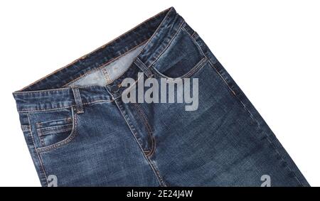 Tasche anteriori, zona vita, zip e il suo bottone di jeans blu scuro leggermente inclinato e isolato su sfondo bianco. Primo piano. Concetto di abbigliamento Foto Stock