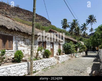 Rua Banana con case tradizionali risalenti alla fondazione della città nel 15 ° secolo. Cidade Velha, centro storico di Ribeira Grande, liste Foto Stock