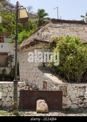 Rua Banana con case tradizionali risalenti alla fondazione della città nel 15 ° secolo. Cidade Velha, centro storico di Ribeira Grande, liste Foto Stock