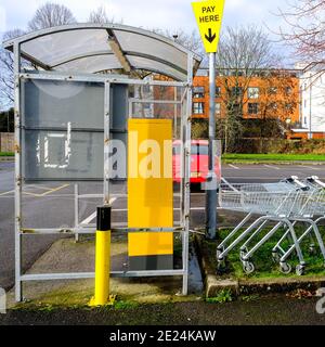 Londra UK, Gennaio 03 2021, Parcheggio pubblico macchina a pagamento automatizzata senza persone Foto Stock