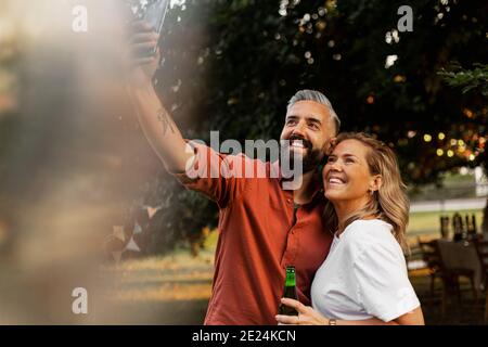 Sorridente amici prendendo selfie Foto Stock