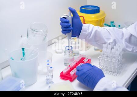 Primo piano della soluzione di pipettaggio per scienziati Foto Stock