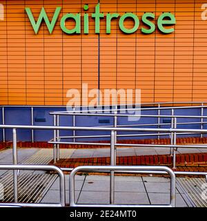 Londra UK, gennaio 07 2021, Waitrose Food Supermarket Firma o Logo all'esterno del negozio senza persone Foto Stock