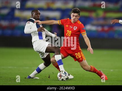 La Finlandia Glen Kamara (a sinistra) combatte per la palla con Daniel James del Galles durante la partita della UEFA Nations League al Cardiff City Stadium. Foto Stock