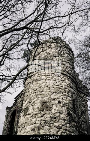 Rovine e abbandonato castello in Inghilterra - spaventoso, spaventoso, terrificante, scena cringe Foto Stock