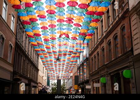 Ombrelloni colorati sopra la strada Foto Stock