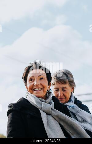 Donna sorridente che guarda lontano Foto Stock