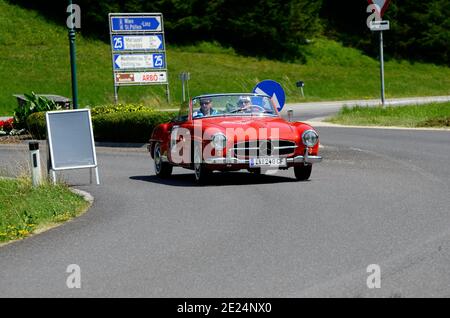 Lunz am See, Austria - 19 luglio 2013: Mercedes 190 su tappa speciale di International Ennstal Classic 2013, un torneo annuale attraverso l'Austria per il vin Foto Stock